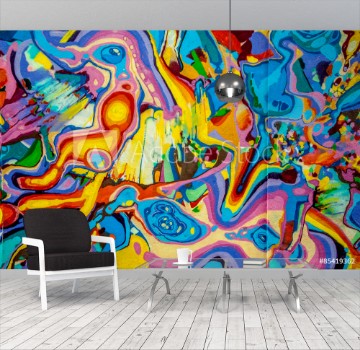 Bild på graffitis aux couleurs vives sur murs et gouttires